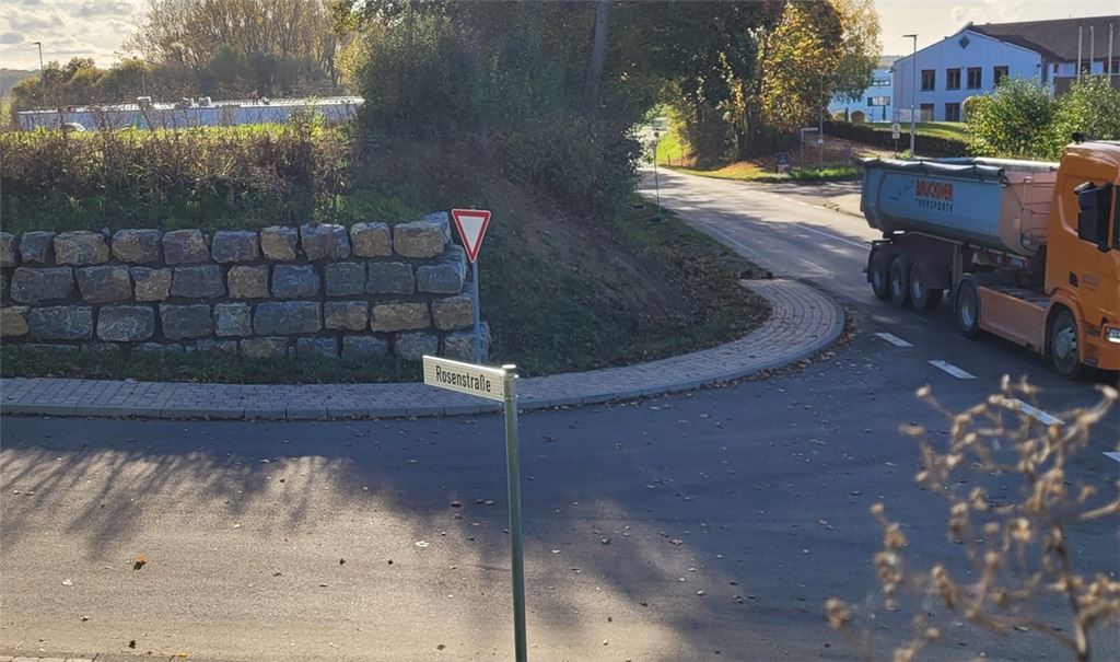 Direkt an der Kreisstraße und vis-à-vis eines Gewerbegebiets: Der Lärmschutz in dem Gebiet „Ob dem Obern Dorf“ in Dürrn bleibt ein schwieriger Punkt. Foto: privat