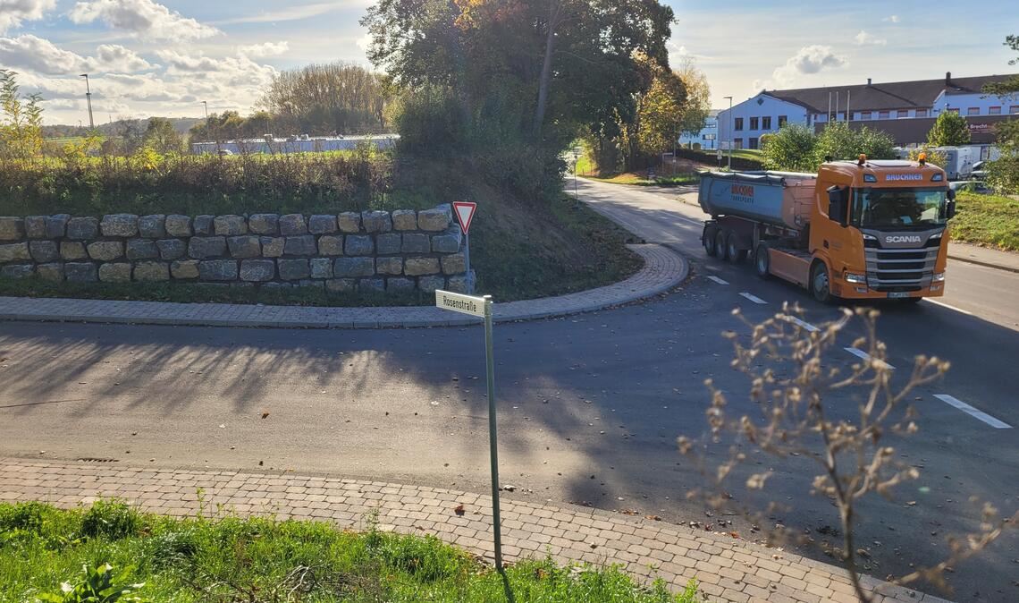Direkt an der Kreisstraße und vis-à-vis eines Gewerbegebiets: Das Lärmschutzproblem in dem Gebiet „Ob dem Obern Dorf“ in Dürrn soll ein Investor lösen. Foto: privat