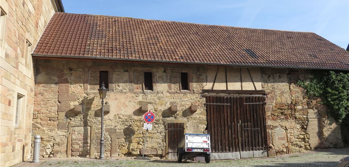 Rettung in Sachen Rettungsweg Direkt ans Steinhaus angebaut ist diese Scheune, die von der Stadt Knittlingen bisher gepachtet war. Mit dem Kauf eröffnen sich unter anderem Chancen beim Brandschutz. Fotos: Becker