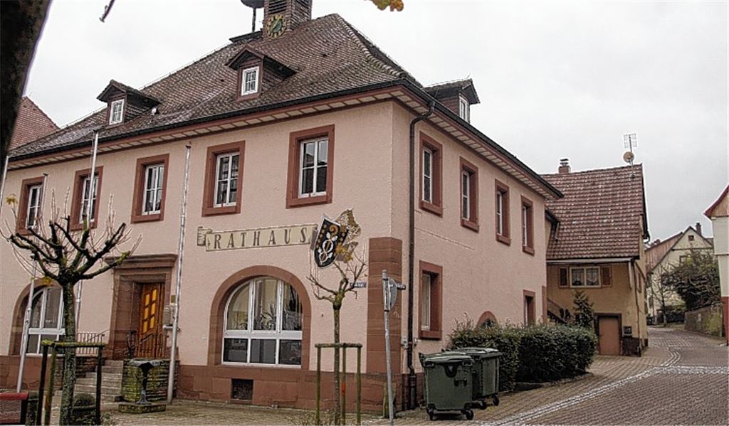 Direkt hinter dem Rathaus, wo heute noch in der Hindenburgstraße ein altes Wohnhaus steht, wird der Rathaus-Anbau mit einem Aufzug und barrierefreiem Zugang entstehen.