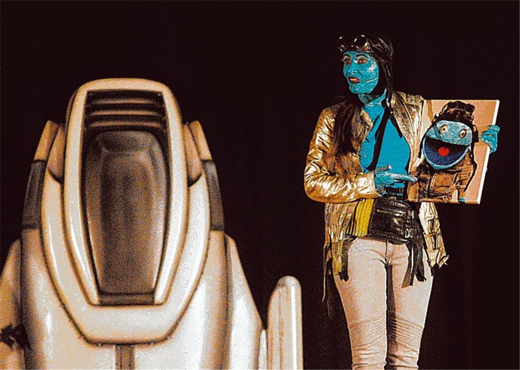 Direkt mit dem Raumschiff auf die Bühne des Uhlandbaus: Beim Kinderzaubernachmittag lernt Mira vom Planeten Aldo viele freundliche, kleine Erdlinge kennen. Foto: Stahlfeld