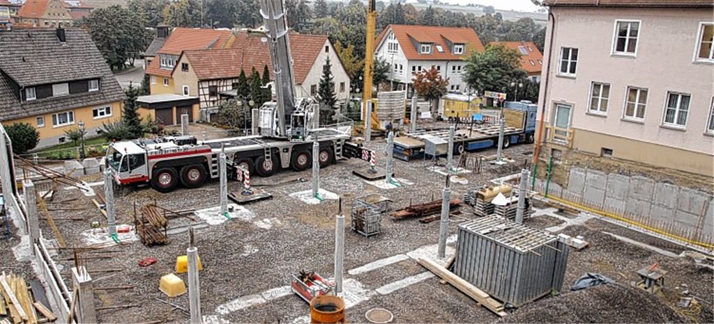 Direkt neben dem Knittlinger Rathaus entstehen 80 Stellplätze auf zwei Ebenen. Die Tiefgarage wird 2,2 Millionen Euro kosten.