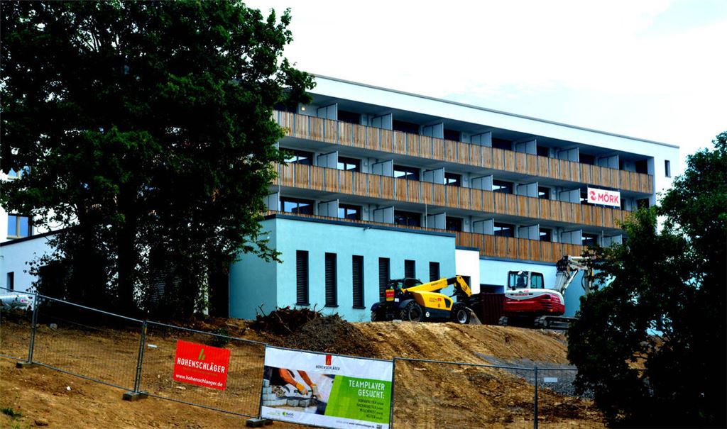 Direkt neben dem Mühlacker Krankenhaus: das neue Gesundheitszentrum. Nebenan zieht das Rabennest ein. Fotos: Stahlfeld