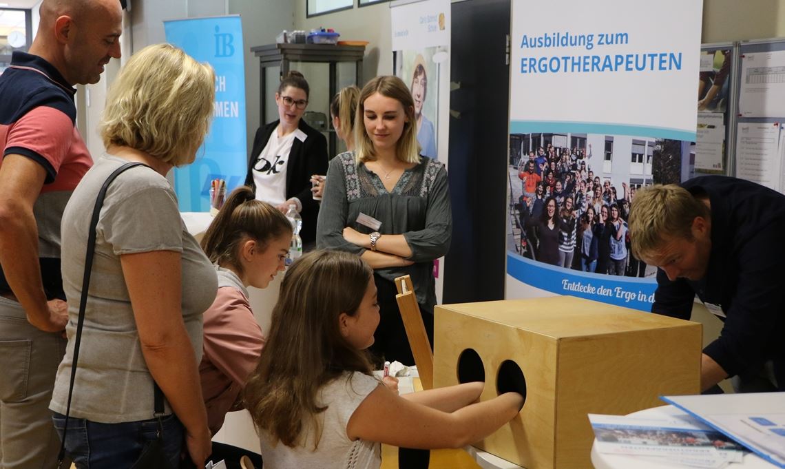 Direkte Kontakte wie bei der Mühlacker Aus- und Weiterbildungsbörse 2019 sind in diesem Jahr wegen Corona nicht möglich – stattdessen wird die Messe in den virtuellen Raum verlegt. Archivfoto: Willimek