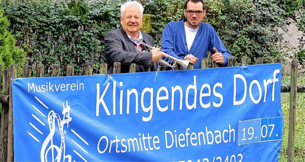 Dirigent Bruno Gießer (li.) und Christoph Gutjahr, Vorsitzender des MV Freudenstein, freuen sich auf das „Klingende Dorf“ am kommenden Samstag in Diefenbach. Foto: Hansen