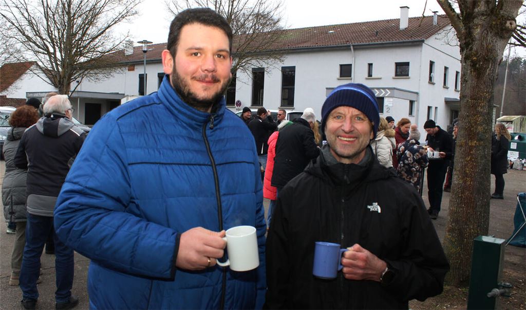 Dirigent Christian Geltner (li.) und Vorsitzender Gerald Glöckner freuen sich über den guten Besuch beim traditionellen Glühweinfest des Musikvereins Enzberg. Foto: Prokoph