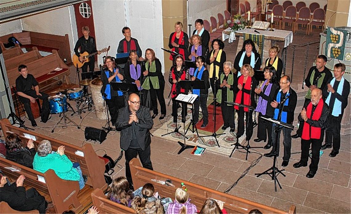 Dirigent Florian Knapper und die Sänger des Chors „Colours“.