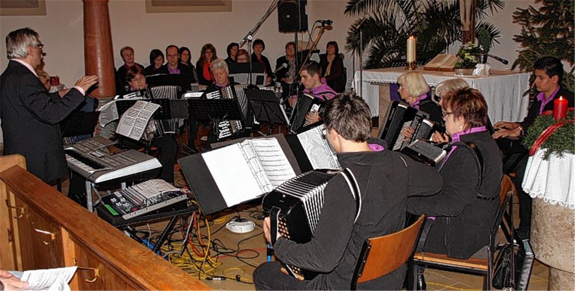 Dirigent Franz Halmich und das Akkordeonorchester stimmen auf das Fest ein.