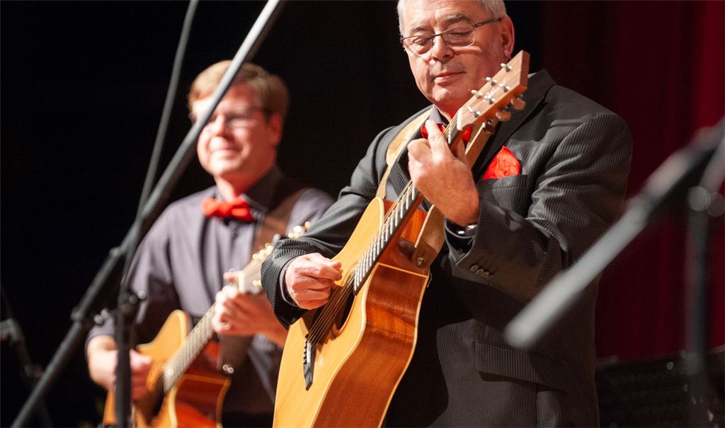 Dirigent Manfred Dannecker überzeugt auch als Gitarrist.