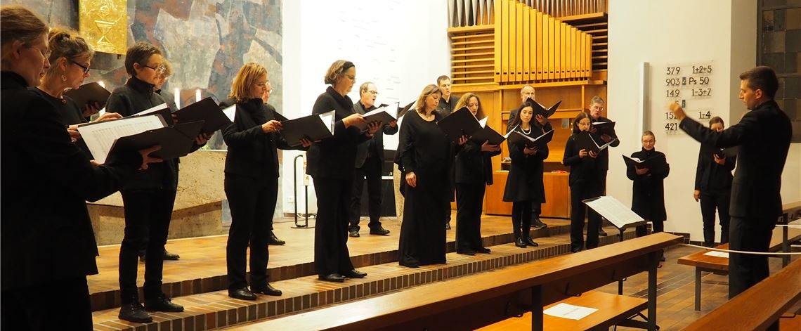 Dirigent Matthias von Schierstaedt führt seinen Chor souverän und engagiert durch ein anspruchsvolles Programm, das das Enzberger Publikum restlos begeistert. Foto: Müller