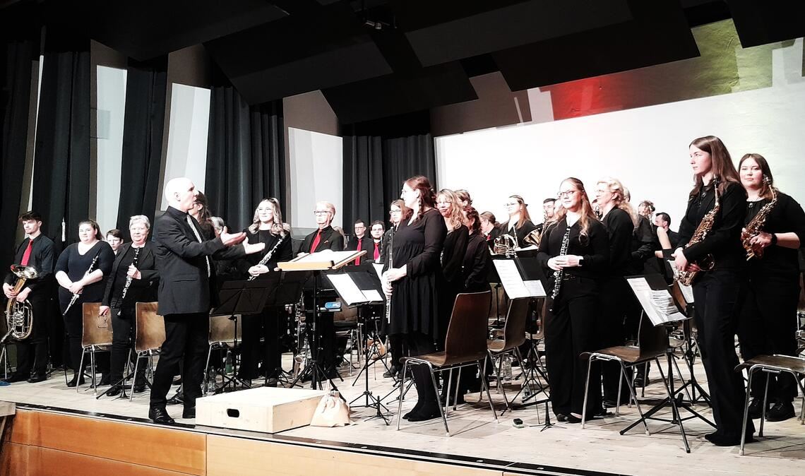 Dirigent Oliver Bickel dankt seinen Musikern und Musikerinnen für ihre großartigen Leistungen im Jubiläumsjahr 2025. Foto: Filitz