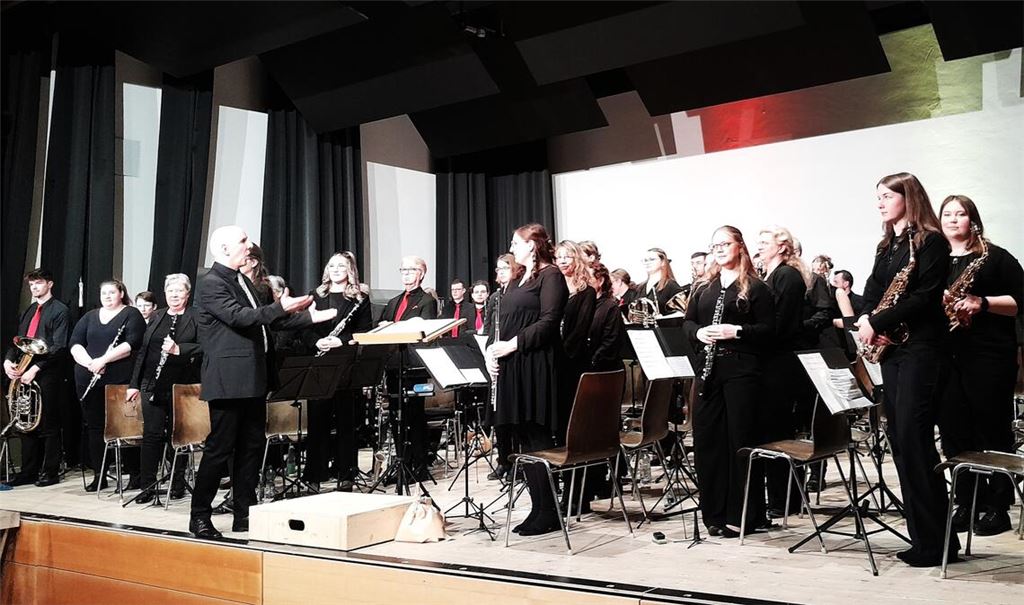 Dirigent Oliver Bickel dankt seinen Musikern und Musikerinnen für ihre großartigen Leistungen im Jubiläumsjahr 2025. Foto: Filitz