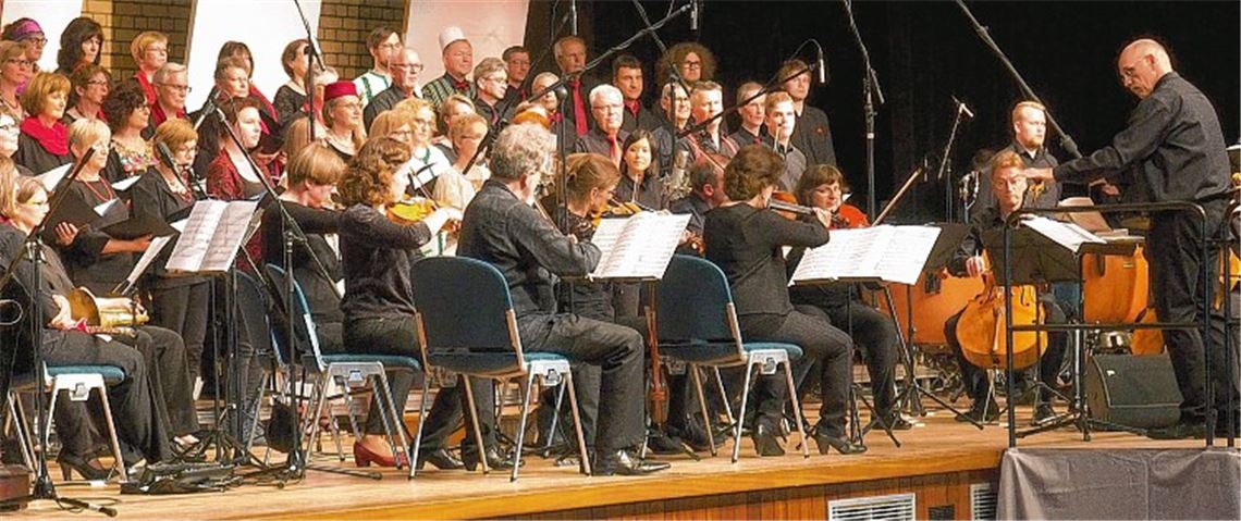 Dirigiert von Jürgen Huttenlocher und begleitet von Mitgliedern der Vaihinger Jugendmusikschule begeisterte illCanto im Jahr 2019 mit dem Cross-Over-Konzert „Calling All Dawns“ in der Illinger Stromberghalle die Zuhörer. Fotos: Müller