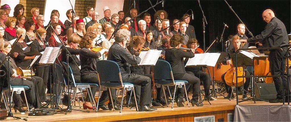 Dirigiert von Jürgen Huttenlocher und begleitet von Mitgliedern der Vaihinger Jugendmusikschule begeisterte illCanto im Jahr 2019 mit dem Cross-Over-Konzert „Calling All Dawns“ in der Illinger Stromberghalle die Zuhörer. Fotos: Müller