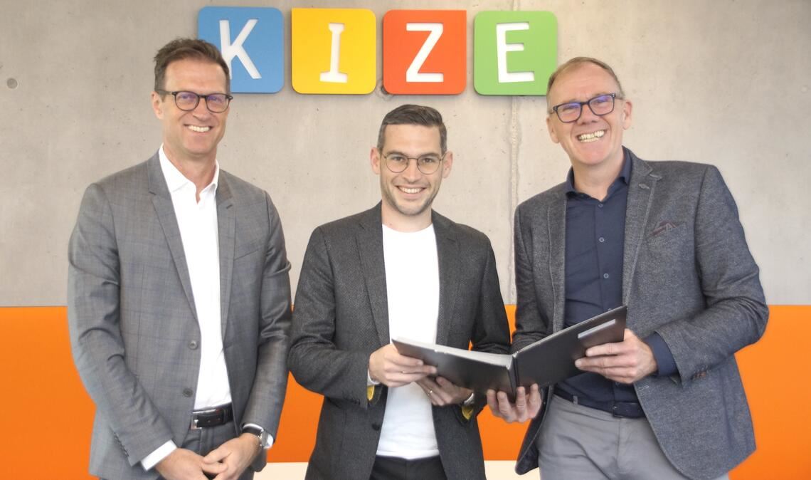 Dirk Berner, Geschäftsführer des Kinderzentrums Maulbronn (Mitte), bei der Unterzeichnung des Kooperationsvertrages mit Claus Bannert, Chef der AOK Nordschwarzwald (re.), und Gerd Grossmann, Themenfeldmanager für betriebliches Gesundheitsmanagement der AOK. Foto: privat