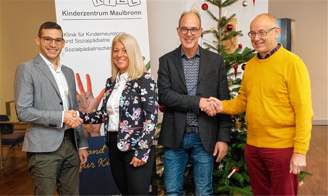 Dirk Berner (li.) und Karl Craiß vom Förderverein Christophorushilfe (re.) nehmen die Spende von Daniela Schmidt und Thomas Schmidt entgegen. Foto: Fotomoment