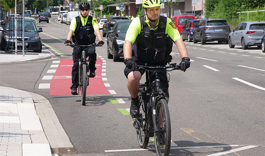 Dirk Farr (hinten) und Benjamin Grab wissen um die Gefahren für Radfahrer im Straßenverkehr. Mit ihren Kollegen von der Fahrradgruppe des Polizeipräsidiums haben sie an einem speziellen Kontrolltag im Pforzheimer Stadtgebiet genauer hingeschaut. Bilanz der Aktion: In 118 Fällen gab es technische Mängel und/oder Verstöße. Foto: Friedrich