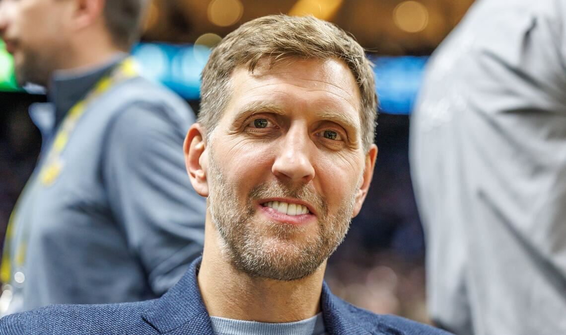 Dirk Nowitzki beim Besuch eines Basketballspiels im Januar.