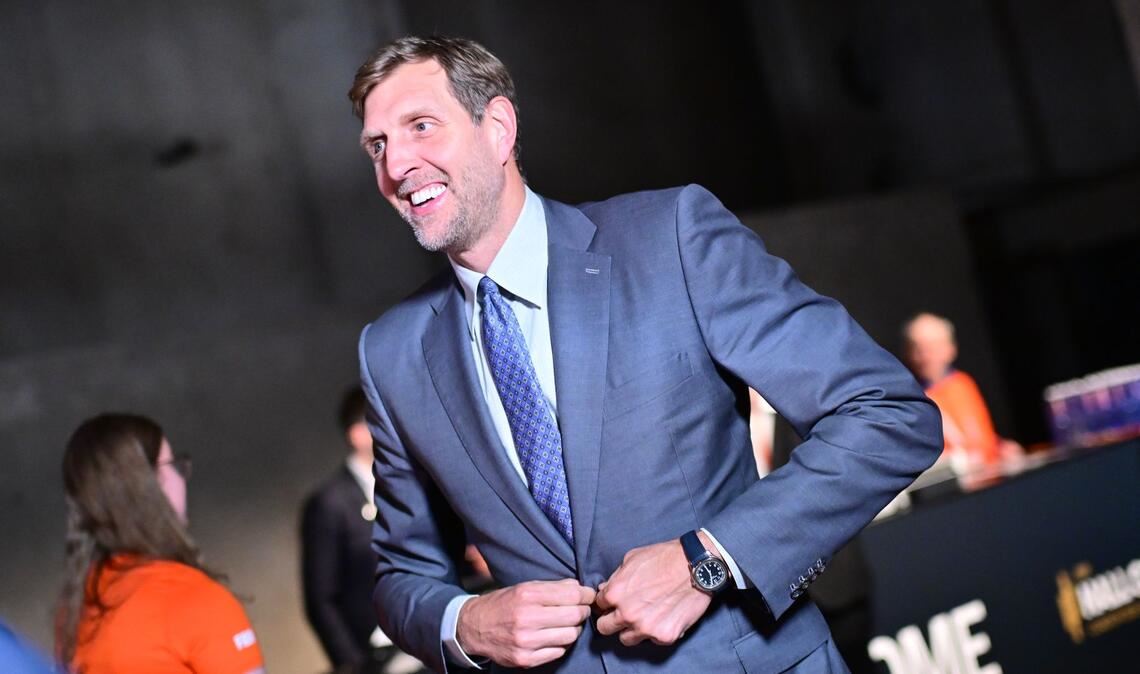 Dirk Nowitzki, ehemaliger Basketballspieler, schließt sein Jacket vor Beginn der Auslosung für die FIBA-Basketball-Weltmeisterschaft der Frauen 2026 in Berlin.