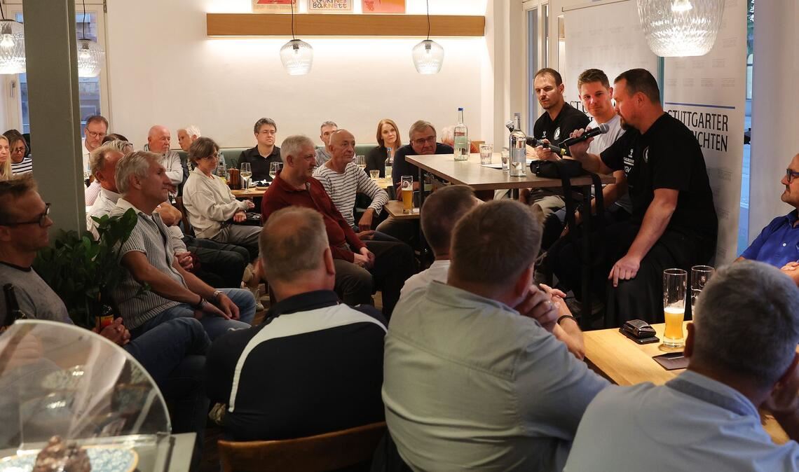 Dirk Preiß, Managing Editor Sport, interviewt auf dem Podium Misha Kaufmann (re.) und Kai Häfner vom TVB Stuttgart.