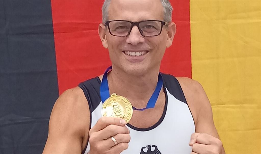 Dirk Walterspacher im Nationalstrikot mit Medaille.