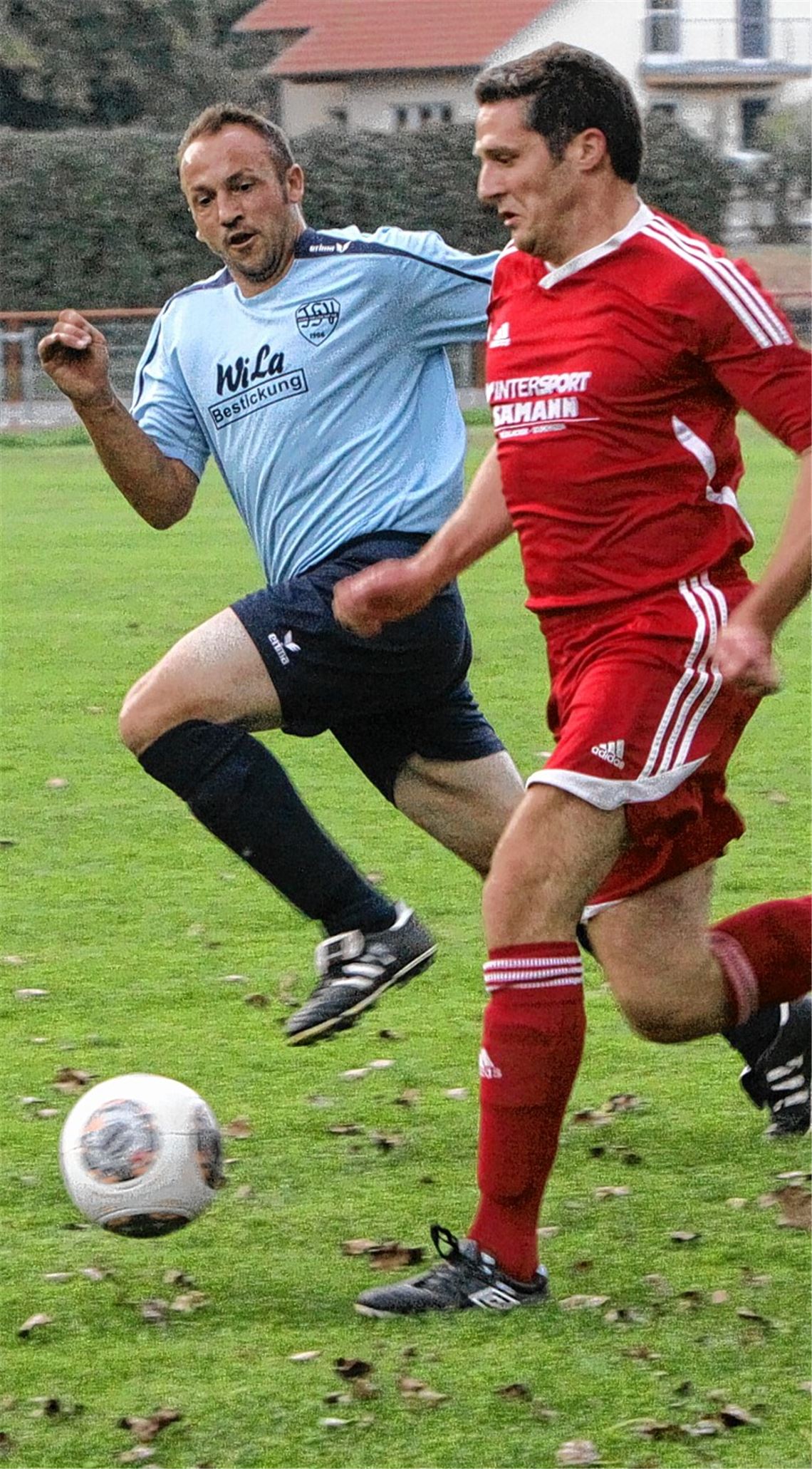 Dirk Weis (li., hier im Laufduell mit Marcel Kohler) erlebt mit Mühlhausen gegen seinen Ex-Club eine bittere Heimniederlage. Foto: Eigner