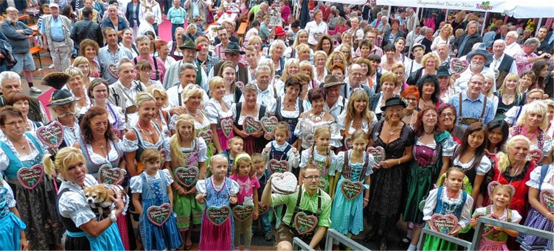 Dirndl so weit das Auge blickt. In Pforzheim ist Tracht groß in Mode. Foto: Roth