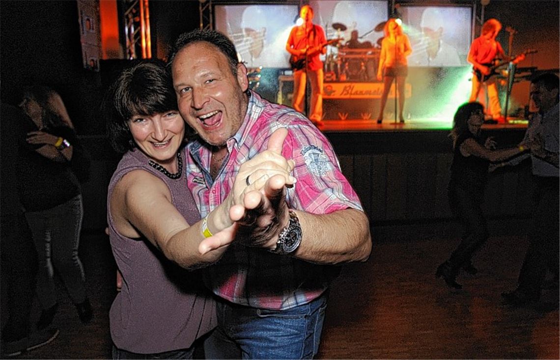 Tanzfreunde leben den Disco-Fox aus