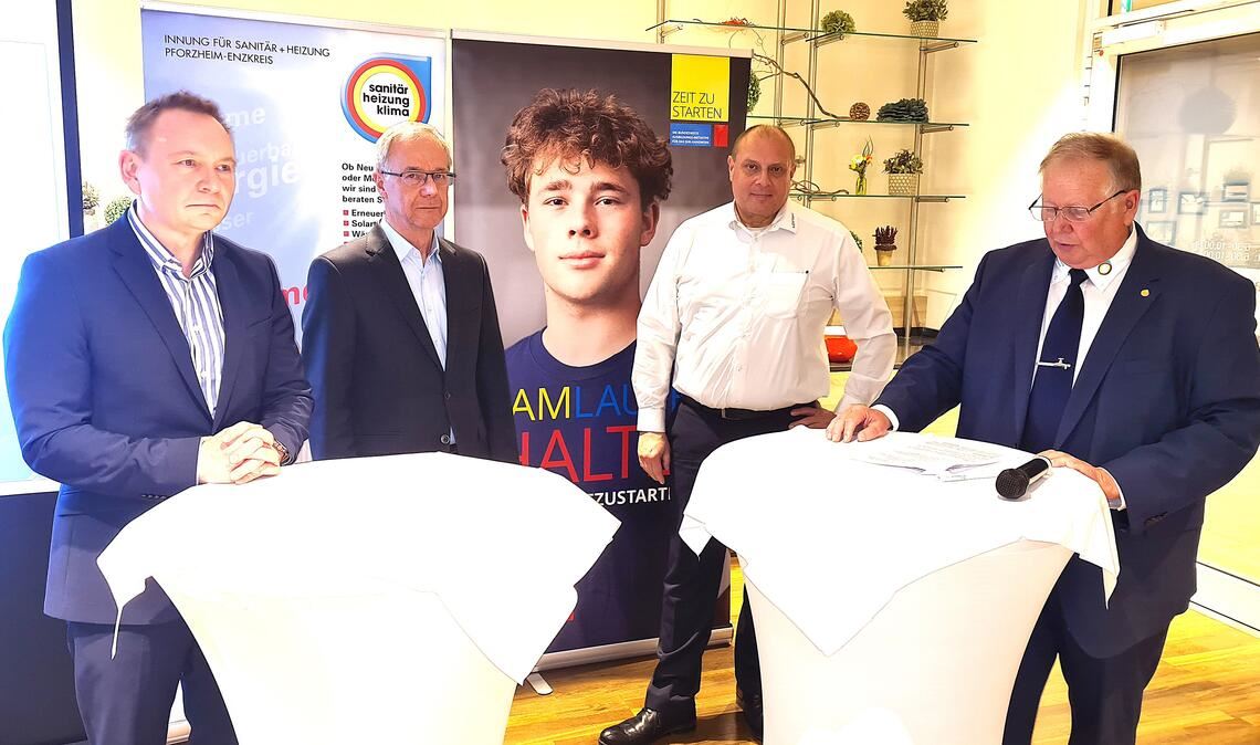 Diskutieren bei der Hauptversammlung der Innung über die Folgen der Energiewende für die Gebäudeheizung: Aik Wirsbinna (SWP), Dietmar Zahn (SHK-Landesverband), Olaf Iglesias (Firma Lotter), und Innungsobermeister Joachim Butz (v. li.). Foto: Peche