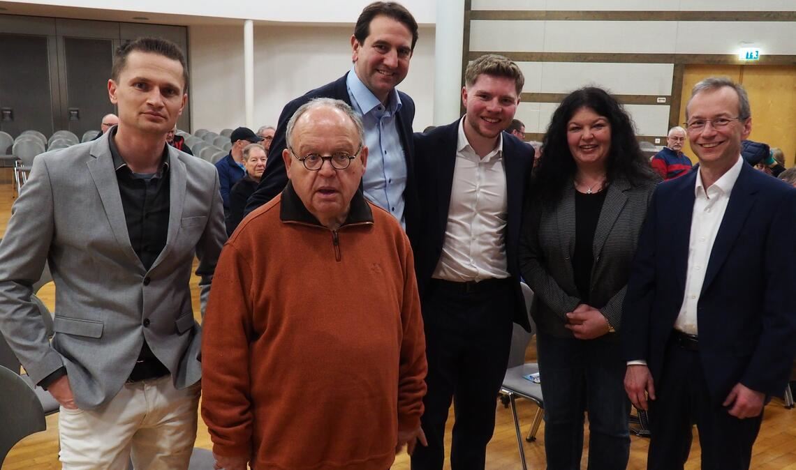 Diskutieren mit Bürgerinnen und Bürgern über Windkraft, Netzausbau und Bürgerbeteiligung (v.re.): Alexander Kirbis (CDU-Fraktionsvorsitzender im Gemeinderat Niefern-Öschelbronn), Katrin Langer (stellvertretende Vorsitzende des CDU-Kreisverbands), Nico Gunzelmann (CDU-Landtagskandidat), Andreas Jung (CDU-Bundesvize und Energieexperte), Günter Bächle (CDU-Fraktionsvorsitzender im Kreistag und Mühlacker Gemeinderat) sowie Alex Schwarzkopf (Vorsitzender der CDU Niefern-Öschelbronn). Foto: Müller