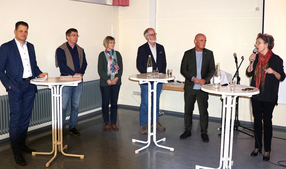 Diskutieren über die Ganztags-Grundschule (v.li.): Bürgermeister Aaron Treut, Rektor Dietrich Gebhards, Grundschule Eisingen, Schulsozialarbeiterin Brigitte Dingler (Illingen), Konrektor Peter Krüger, Gemeinschaftsschule Illingen-Maulbronn, Landtagsvizepräsident Daniel Born und Susanne Kiefner vom SPD-Ortsverein. Foto: Bastian