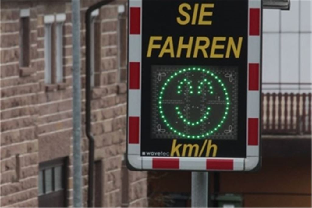 Displays wie dieses in Zaisersweiher sollen künftig auch Fahrer in Sternenfels ausbremsen.Foto: Huber