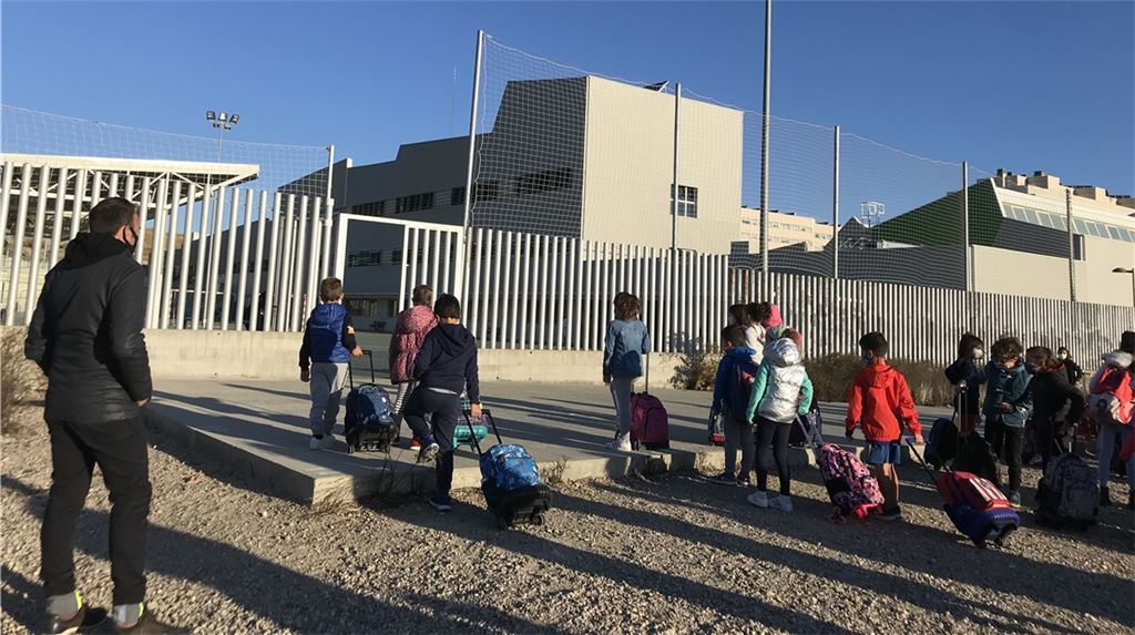 Disziplin ist gefragt: Um vor dem Unterrichtsbeginn größere Ansammlungen zu vermeiden, müssen die Schulkinder draußen warten und verschiedene Eingänge benutzen.Müller