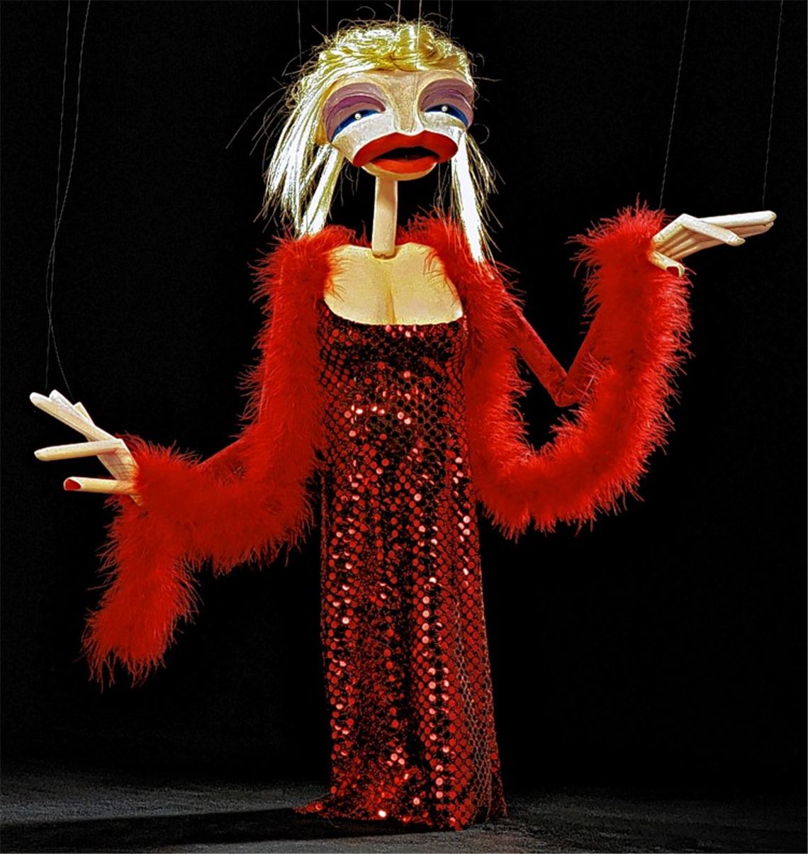 Skurrile Gestalten im Nachtlokal