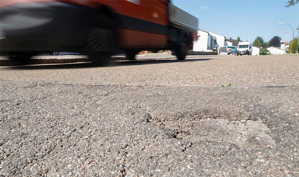 Diverse Bau- und Grabarbeiten haben ihre Spuren auf der August-Hebenstreit-Straße in Dürrmenz hinterlassen. Doch der Stadt fehlt es, analog zu anderen Straßenzügen, an den nötigen Mitteln für eine umfassende Sanierung. Es bleibt nur „Flickschusterei“. Foto: Fotomoment