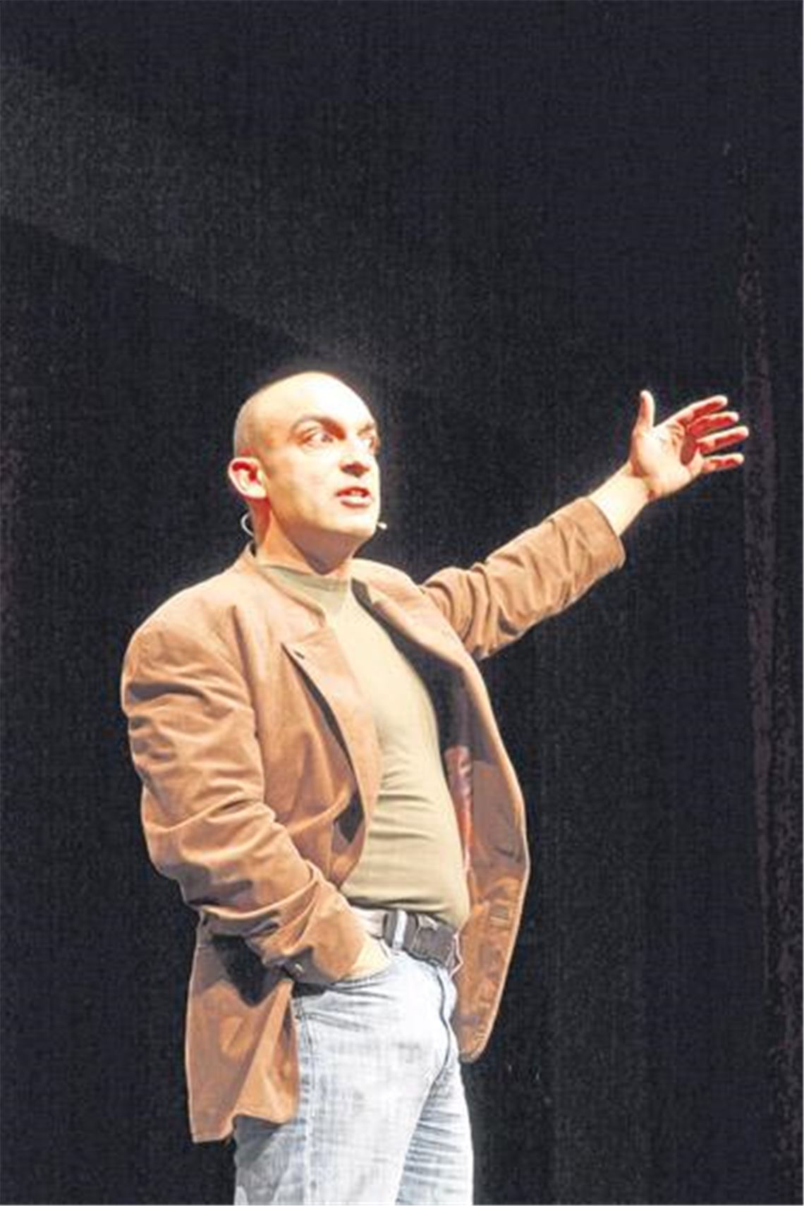 Django Asül erklärt in Pforzheim vor ausverkauftem Haus seine Sicht der Welt. Foto: Hansen