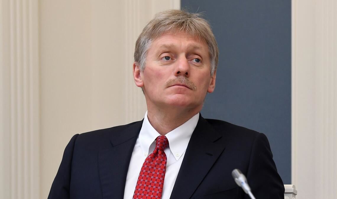 Dmitri Peskow, Sprecher des russischen Präsidenten Putin, nimmt an einer Videokonferenz im Moskauer Kreml mit Putin teil (Archivbild).