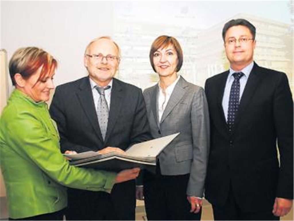 Doch defizitärer als erwartet, werden die Enzkreis-Kliniken das Jahr 2009 abschließen, berichtete das Führungsgespann mit den Geschäftsführern Peter Steiner und Andrea Grebe (re.), Regionaldirektorin Susanne Jansen (li.) und Landrat Karl Röckinger.
Foto: Kollros
