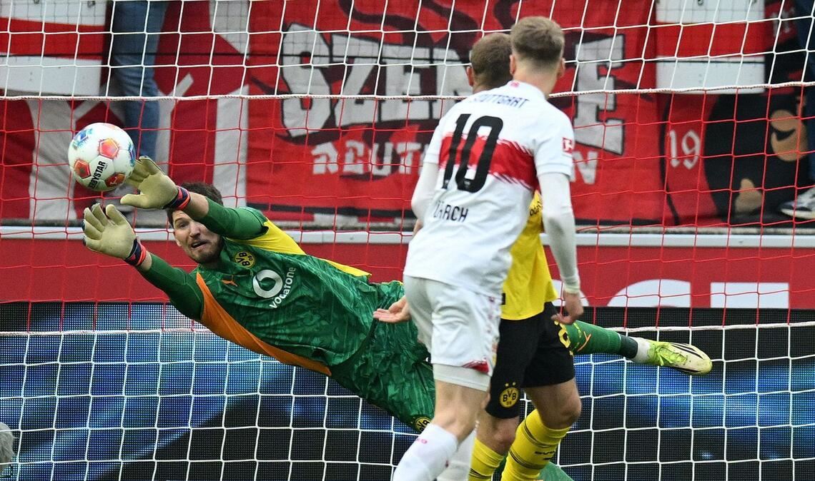 Doch es gelang kein Treffer. Hier parierte Gregor Kobel einen Schuss von Chris Führich.