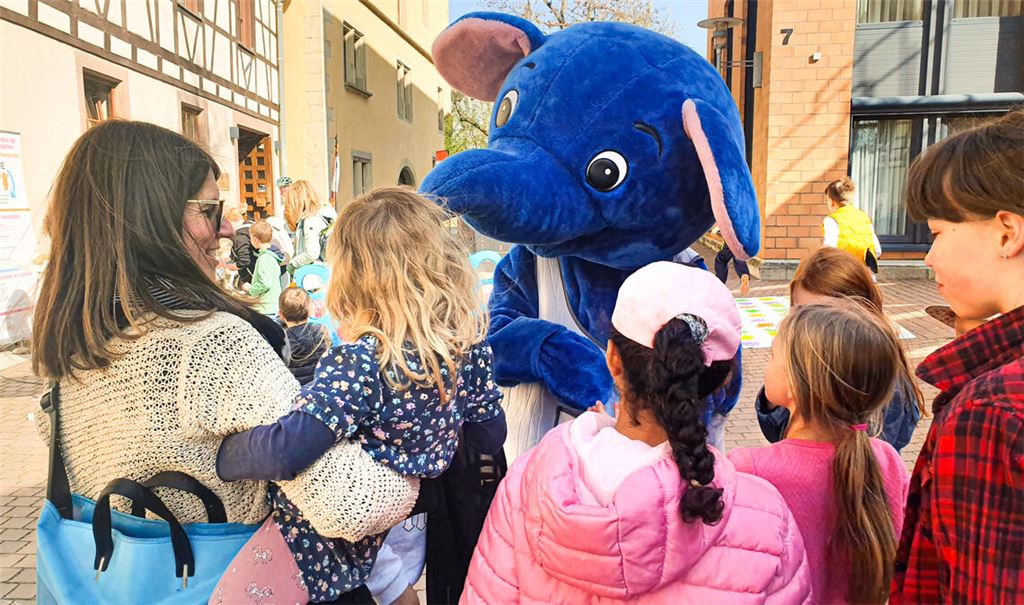 „Dodo“, das Maskottchen des Kinderschutzbunds, zieht die Blicke auf sich. Fotos: Schröder