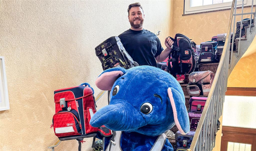 Dodo, der blaue Elefant, ist nicht nur Maskottchen des Kinderschutzbunds Pforzheim-Enzkreis. Er kümmert sich auch gemeinsam mit Florian Kaltenbach um Schulranzen-Spenden. Foto: p