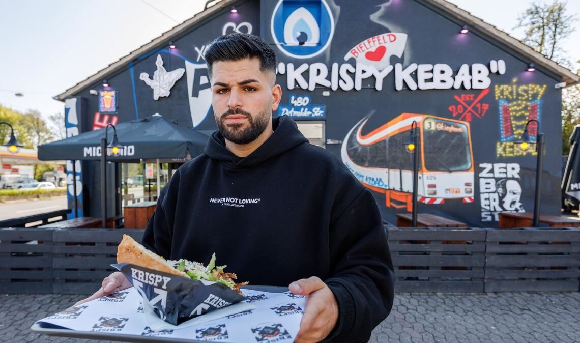 Dönerketten-Chef Sergen Kolcu vor einer seiner Filialen in Bielefeld.