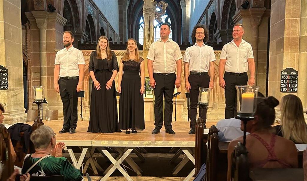 Domen Anžlovar (Tenor), Petra Frece Šilak (Mezzosopran), Ema Pavlič (Sopran), Blaž Strmole (Tenor), Ambrož Rener (Bass) und Matjaž Strmole (Bariton). Foto: Weber
