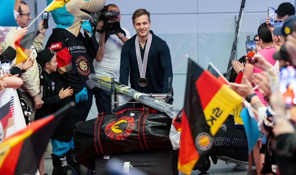 Domik Kahun bei der Ankunft am Flughafen München.