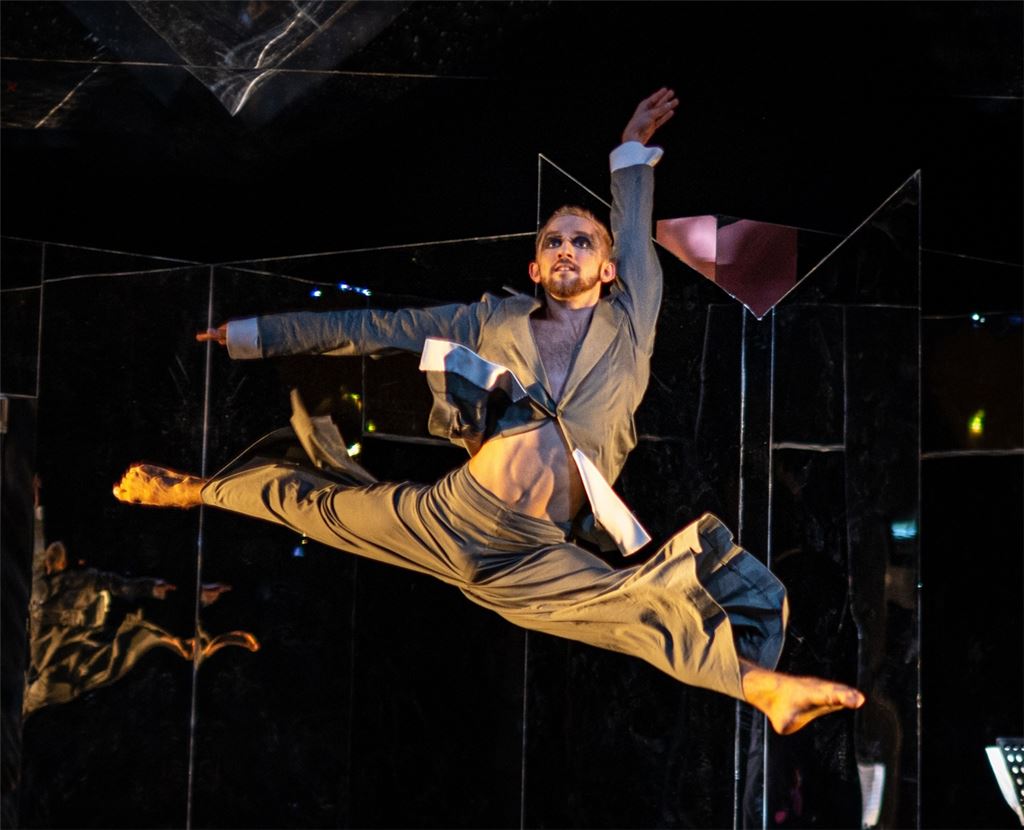 Dominic Mc Ainsh als Schwan. Foto: Theater Pforzheim/Andrea D’Aquino