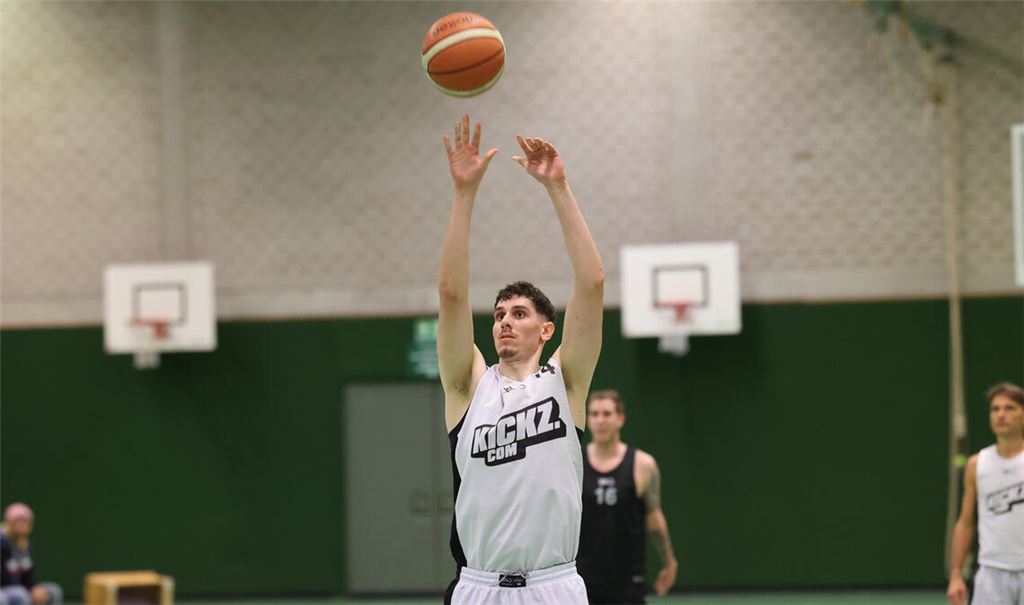 Dominik Pfetzer beim Freiwurf für den TV Mühlacker.