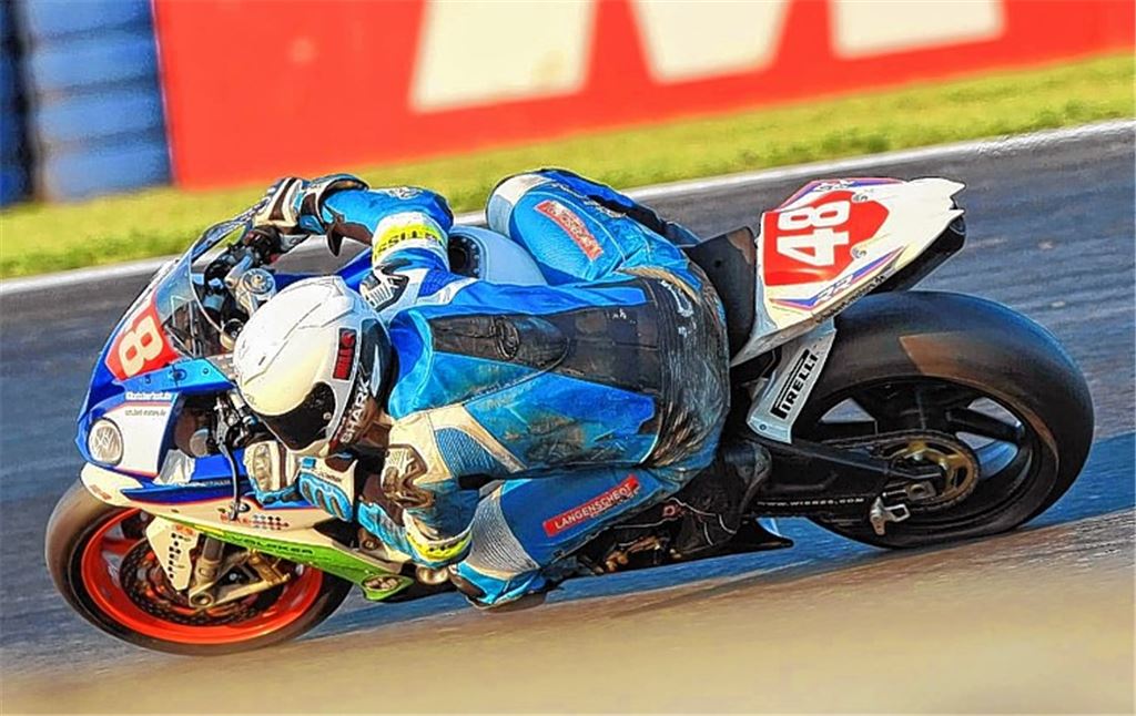 Sturz bremst schnelles Motorrad-Trio aus