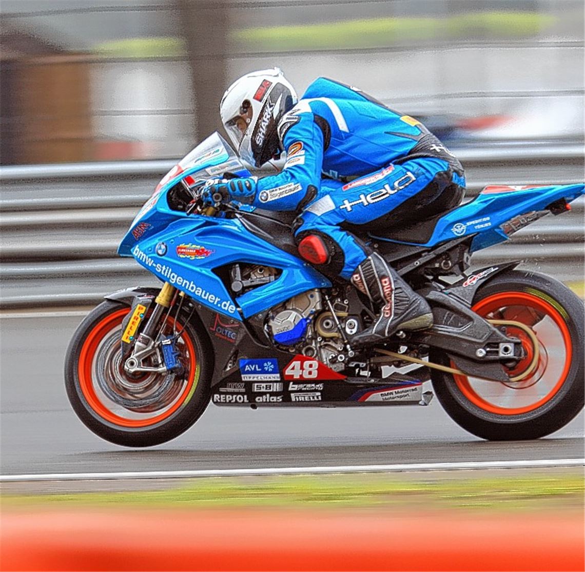 Dominik Vincon duckt sich auf der Geraden und gibt Gas.