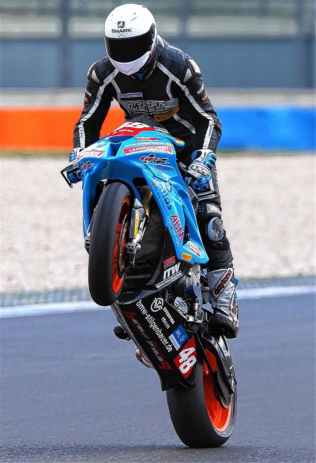 Dominik Vincon freut sich über zwei Podestplätze zum Saisonauftakt. Foto: Talmon