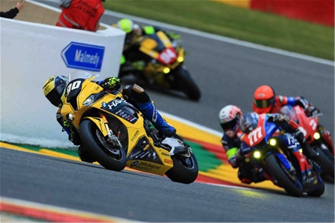 Dominik Vincon holt beim Rennen in Spa alles aus der BMW-Maschine heraus und fährt am Ende als Zehnter über die Ziellinie. Foto: Maik Mennicke